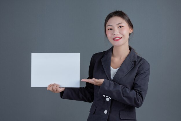 Chica de oficina sosteniendo una pizarra en blanco