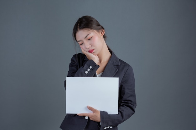 Chica de oficina sosteniendo una pizarra en blanco