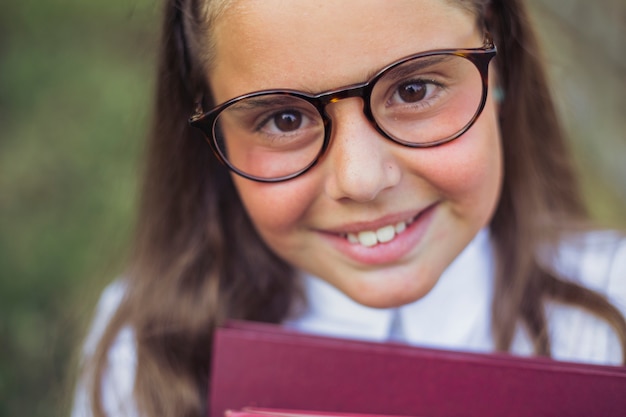 Chica con ojos marrones en gafas mirando y sonriendo, alegre, feliz, gafas, inteligente, anteojos