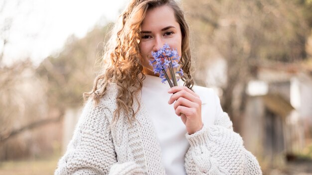 Chica oliendo hermosas flores silvestres