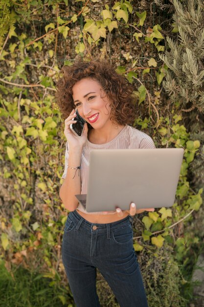 Chica con ordenador portatil