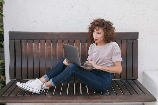 Chica con ordenador portatil