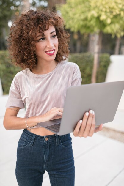 Chica con ordenador portatil