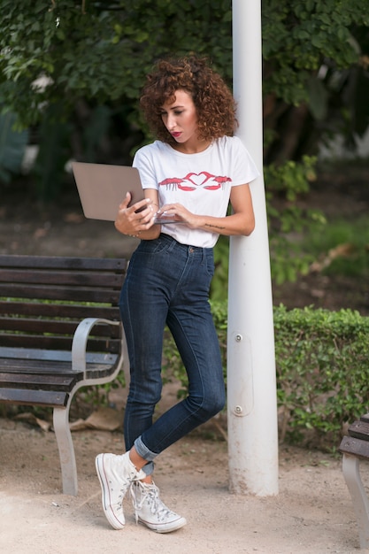 Chica con ordenador portatil