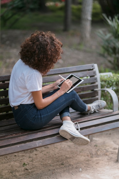 Foto gratuita chica con ordenador portatil