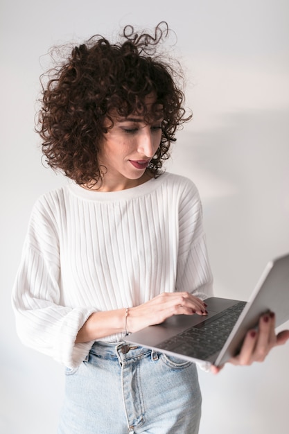 Foto gratuita chica con ordenador portatil