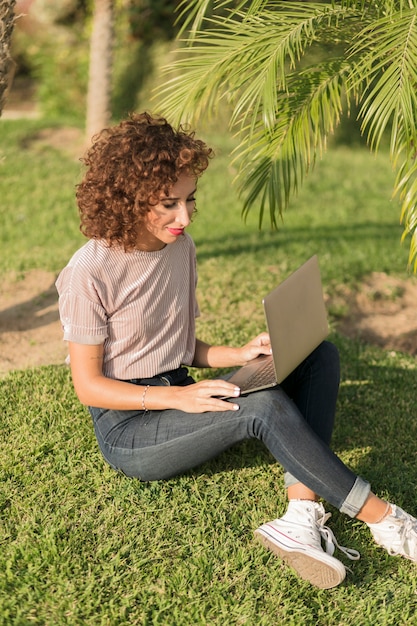 Foto gratuita chica con ordenador portatil