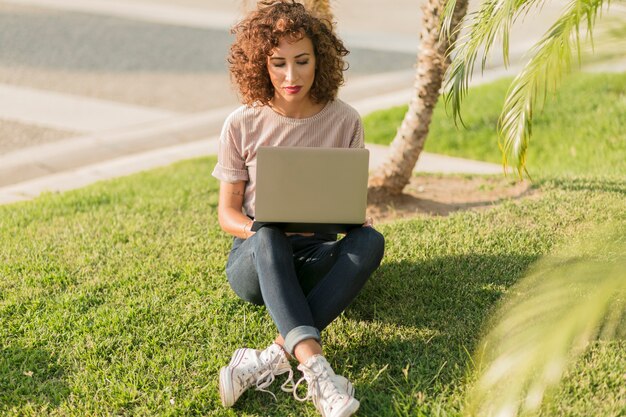 Chica con ordenador portatil