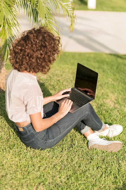 Foto gratuita chica con ordenador portatil