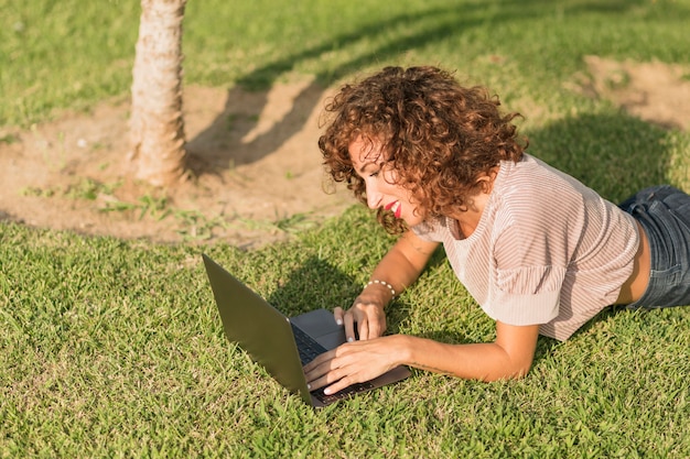 Foto gratuita chica con ordenador portatil