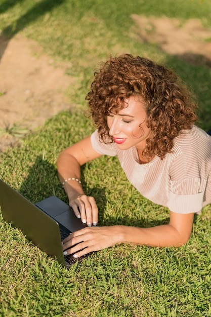 Foto gratuita chica con ordenador portatil