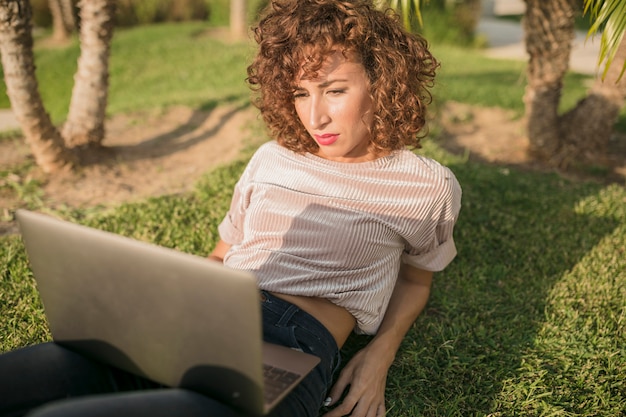 Foto gratuita chica con ordenador portatil