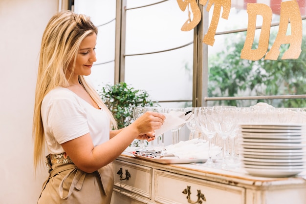 Chica ordenando cubertería