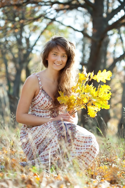 Chica en otoño parque