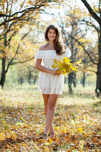 Chica en otoño parque