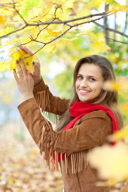 Chica en otoño parque