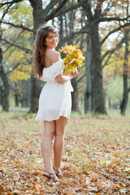 Chica en otoño parque