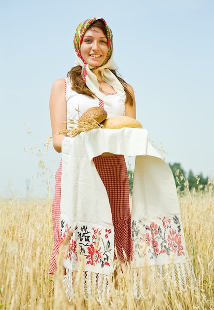 Foto gratuita chica con pan en el campo
