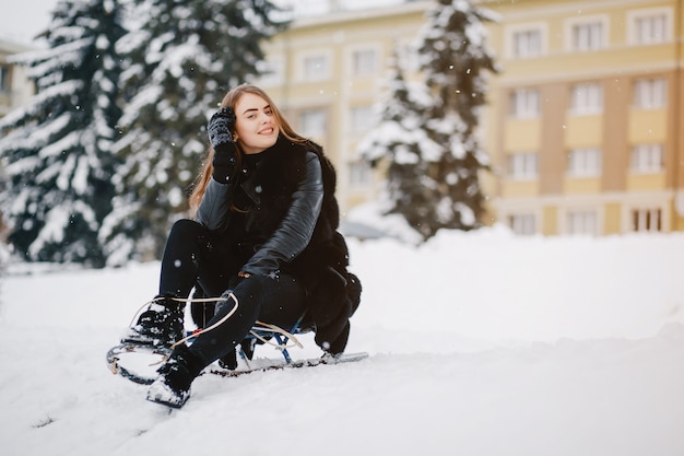 Chica en un parque de invierno