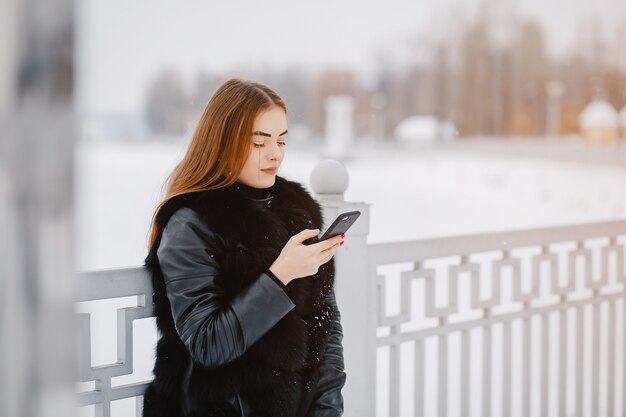 Chica en un parque de invierno