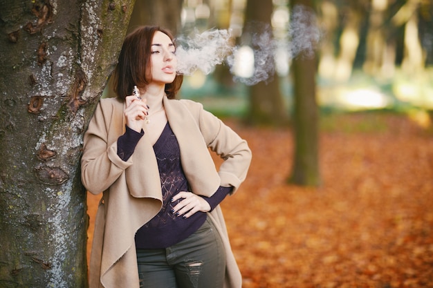 Foto gratuita chica en el parque de otoño