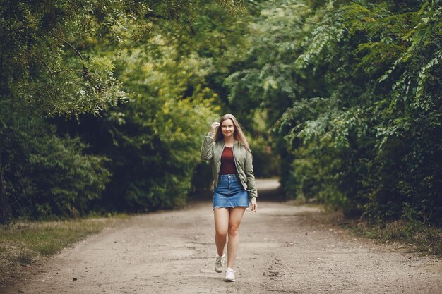 chica en el parque