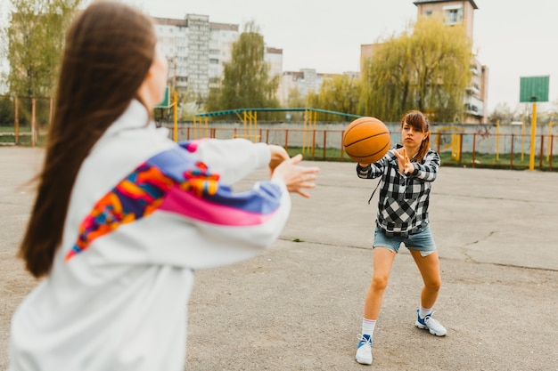 Foto gratuita chica pasando baloncesto