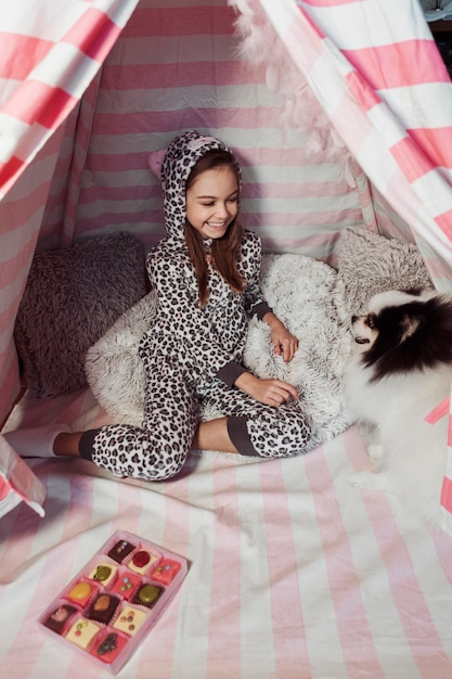 Foto gratuita chica pasando tiempo con su perro