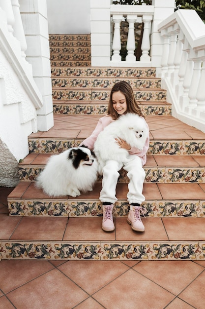 Chica pasando tiempo con su perro