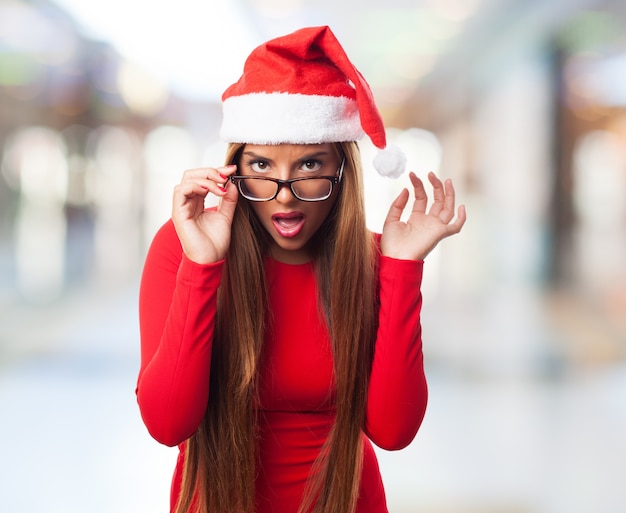 Chica pasándolo bien con sus nuevas gafas