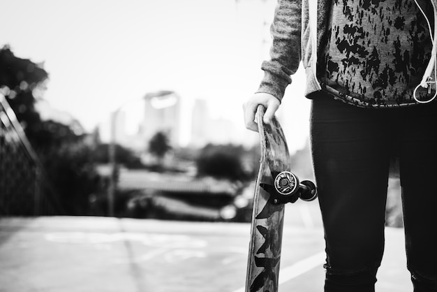 Chica patinadora en la ciudad