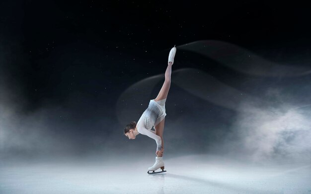 Chica de patinaje artístico en pista de hielo