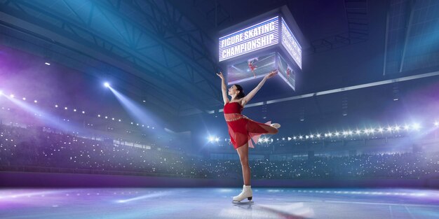 Chica de patinaje artístico en pista de hielo