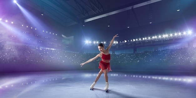 Chica de patinaje artístico en pista de hielo