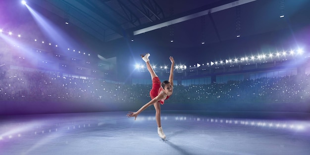 Chica de patinaje artístico en pista de hielo