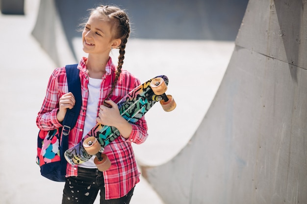 Foto gratuita chica patinando en el parque