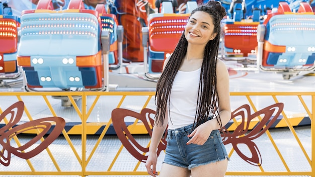 Chica con peinado de trenza de caja disfrutando de un buen día