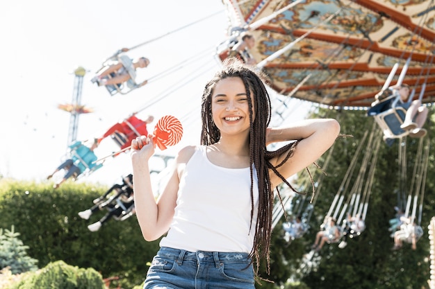 Chica con peinado de trenza de caja en el parque