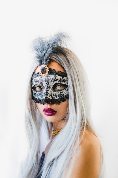 Foto gratuita chica con el pelo blanco con una máscara veneciana