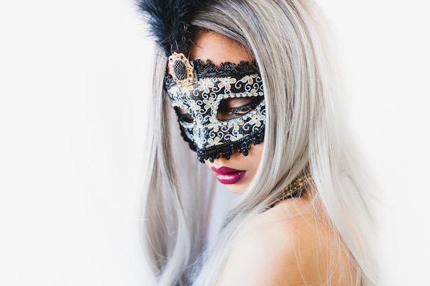 Chica con el pelo blanco con una máscara veneciana
