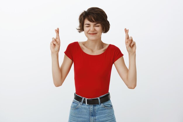 Chica de pelo corto posando en camiseta roja