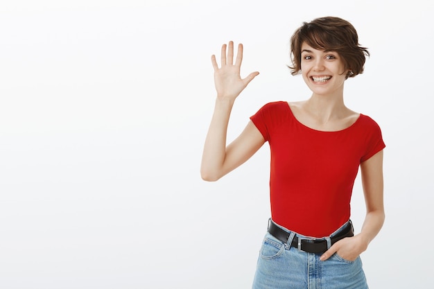 Chica de pelo corto posando en camiseta roja