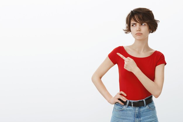 Chica de pelo corto posando en camiseta roja