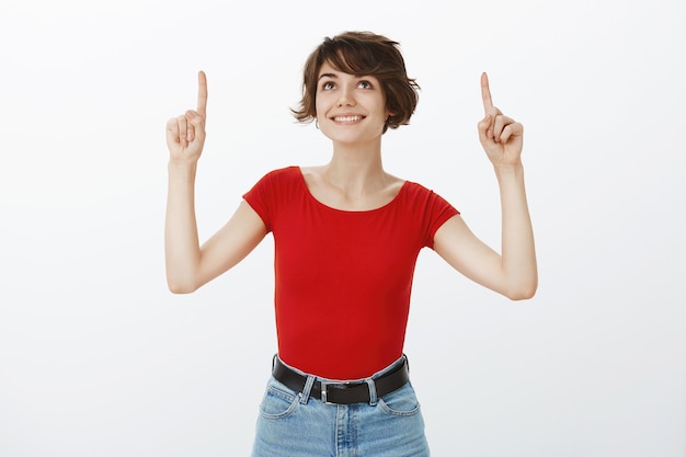 Chica de pelo corto posando en camiseta roja