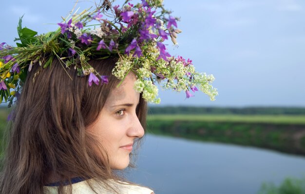 Chica de pelo largo en la corona de flores