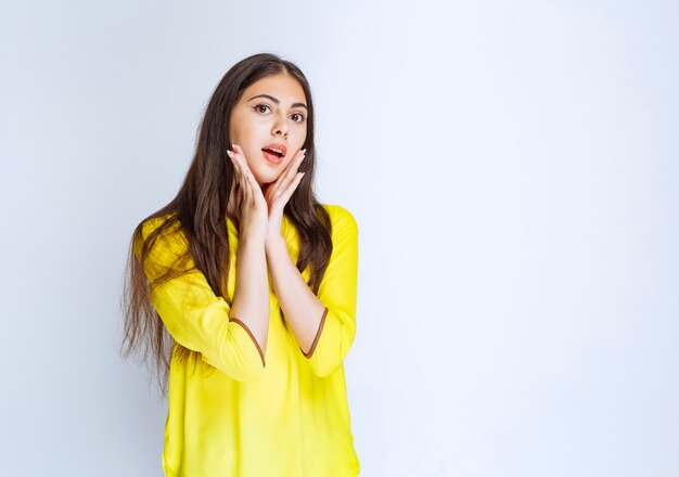 La chica de pelo largo parece sorprendida y confundida.