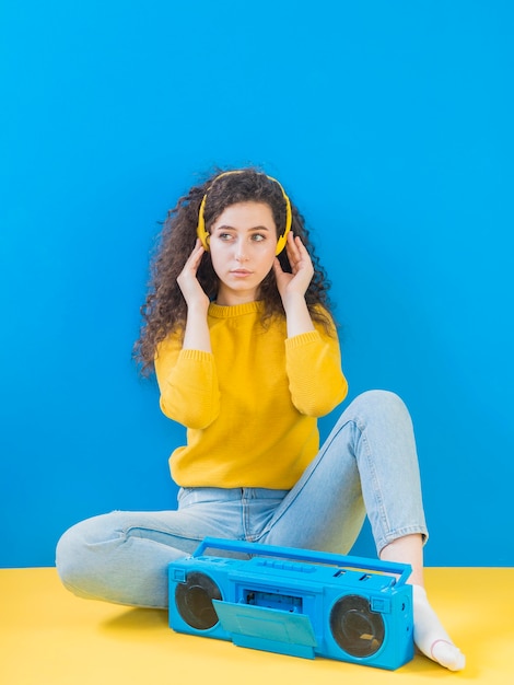 Foto gratuita chica con el pelo rizado escuchando música