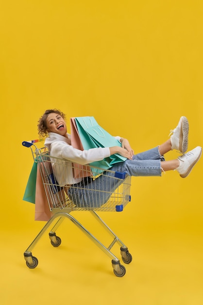 Chica con el pelo rizado haciendo compras