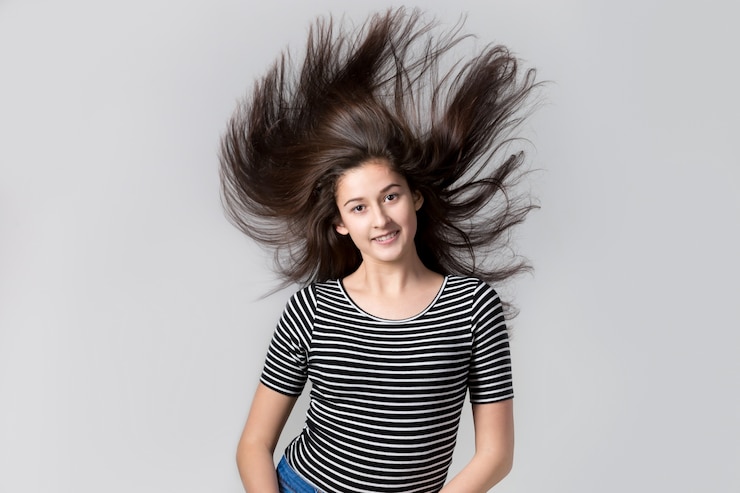 Foto gratuito chica con los pelos al viento