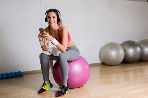 Chica en pelota de fitness